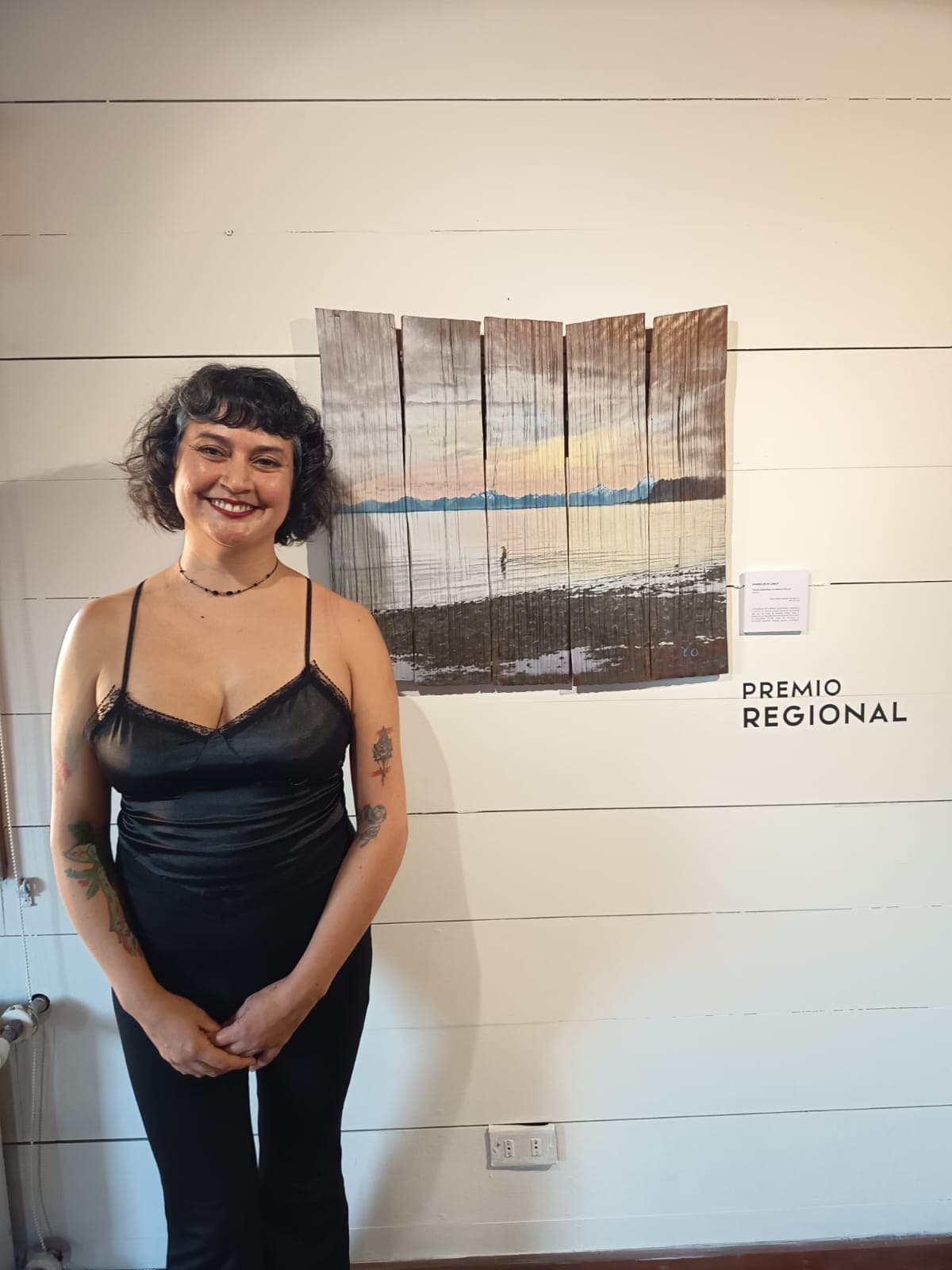 Yasna Orellana Flores, Premio Regional El Color del Sur 2026: “Trabajo la tejuela no solo como lienzo, sino como una materialidad cargada de historia”